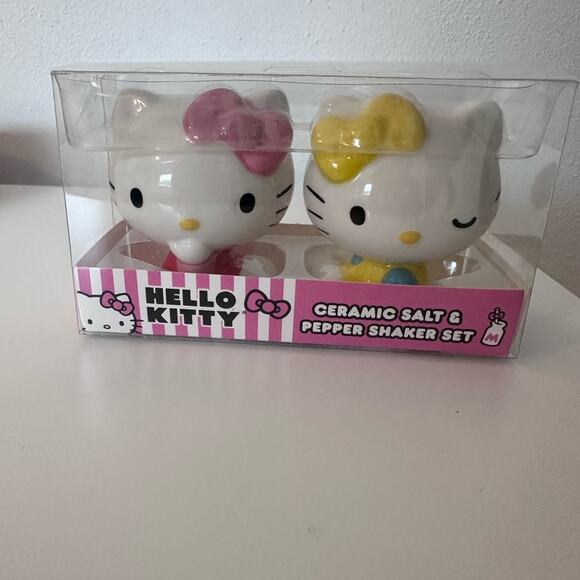 Hello kitty ceramic salt and pepper shaker set NEW never opened dinner ware - Picture 7 of 8